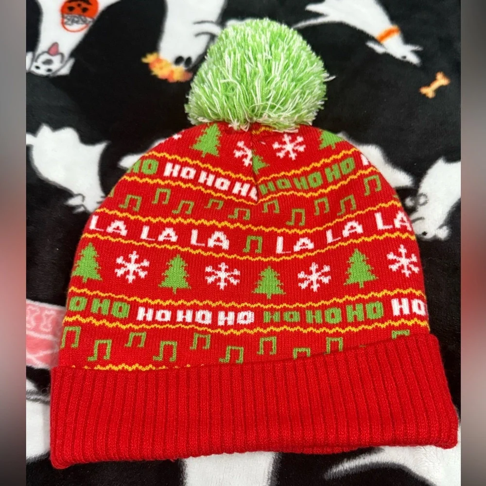 Peanuts Snoopy beanie! Christmas design with Green PomPom! New, no tag
